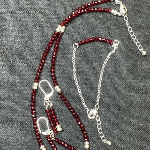 Elegant Red and Silver Beaded Necklace Jewelry - Picture 2 of 3